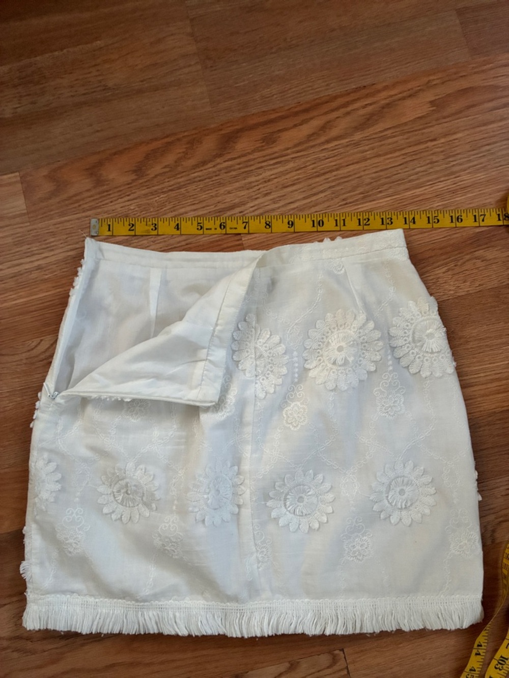 Walter Baker White Embroidered Fringe Mini Skirt - Picture 4 of 8